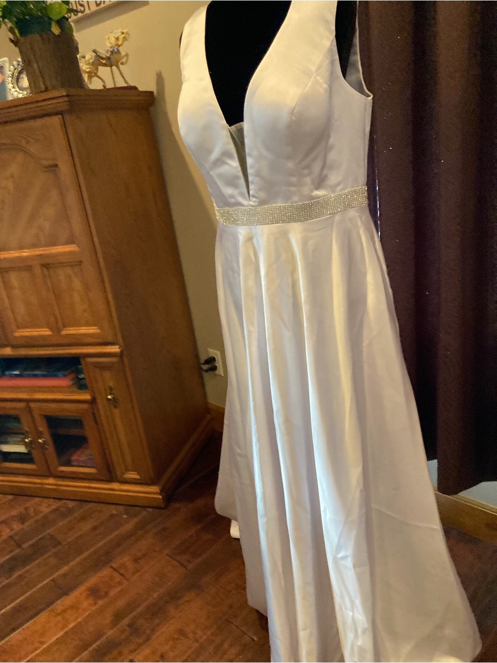 Elegant White Deep-V Evening Gown with Sparkle Waist